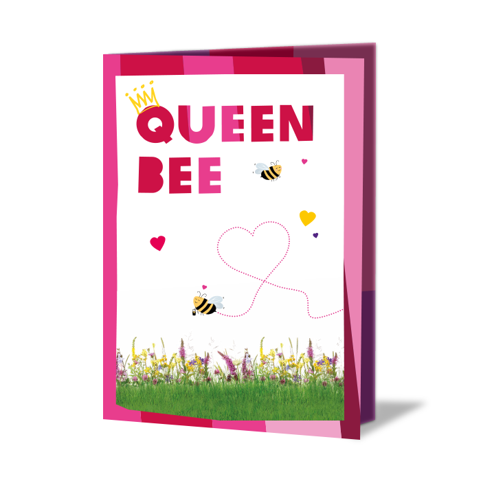 Grußkarte zum Muttertag mit Aufschrift: Queen-Bee! Darunter eine Grafik von einer Blumenwiese und einer Biene, die eine Herzform in den Himmel fliegt.